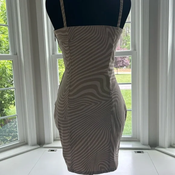 Elegant Beige Patterned Dress - Picture 2 of 8